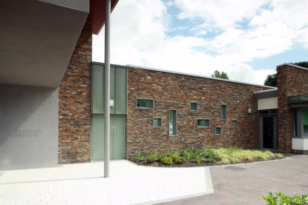 Façade contemporaine habillée en Parement Schiste Rouillé Cévennes